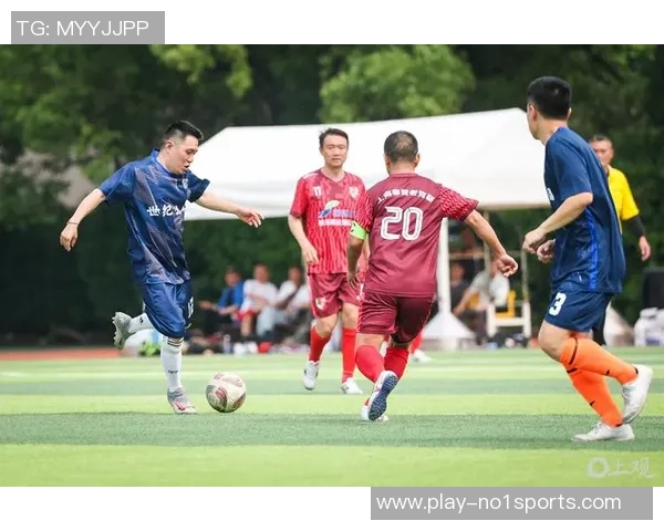 足球盛宴尽在天下足球与足球之夜精彩对决，激情四溢的绿茵场上尽显风采